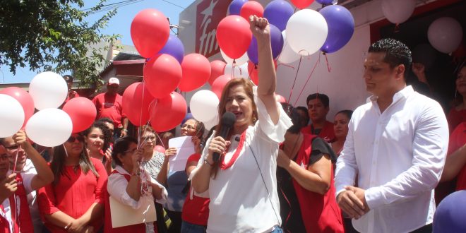 Karina Sosa se inscribe como precandidata a la vicepresidencia por el partido Frente Farabundo Martí para la Liberación (FMLN). Foto Diario Co Latino/Ricardo Chicas Segura.